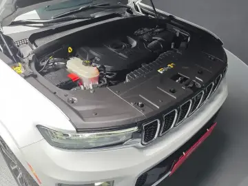 2022 Jeep Grand Cherokee с пробегом 12 024 км