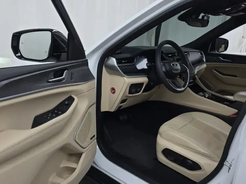 2023 Jeep Grand Cherokee с пробегом 17 148 км