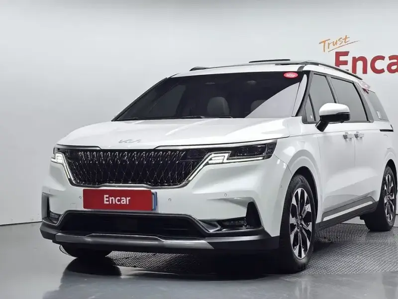 2023 Kia Carnival с пробегом 17 813 км