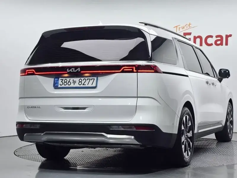 2023 Kia Carnival с пробегом 17 813 км