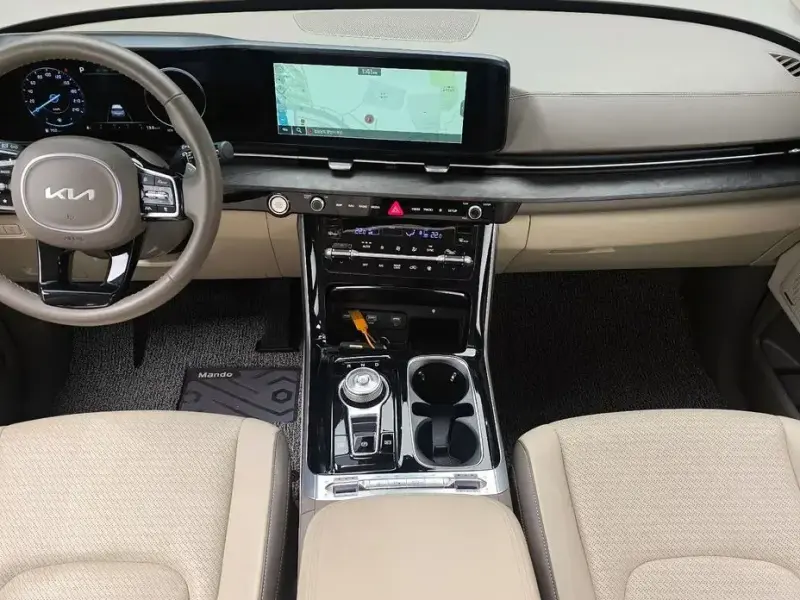 2023 Kia Carnival с пробегом 17 813 км