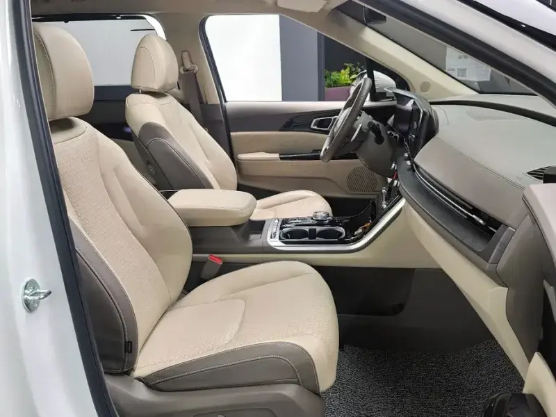 2023 Kia Carnival с пробегом 17 813 км