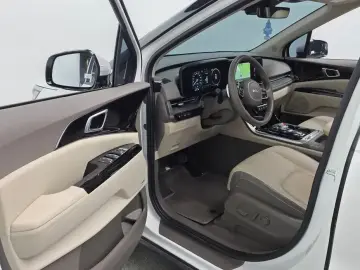 2023 Kia Carnival с пробегом 6 851 км