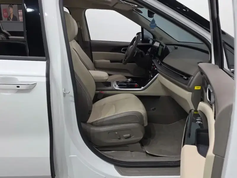 2023 Kia Carnival с пробегом 6 851 км