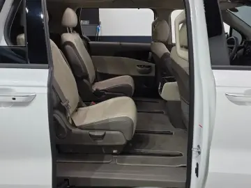 2023 Kia Carnival с пробегом 6 851 км