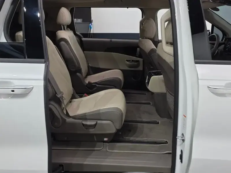 2023 Kia Carnival с пробегом 6 851 км