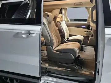 2023 Kia Carnival с пробегом 19 938 км
