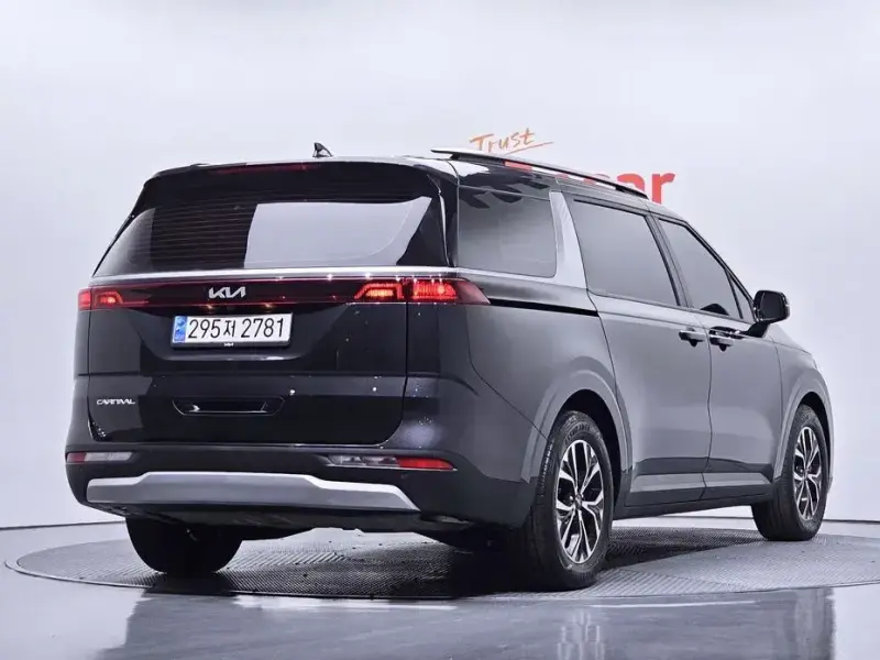 2023 Kia Carnival с пробегом 15 017 км