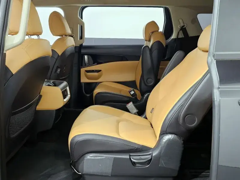 2023 Kia Carnival с пробегом 15 017 км