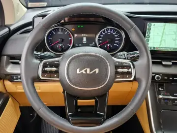 2023 Kia Carnival с пробегом 15 017 км