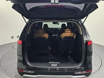 2023 Kia Carnival с пробегом 15 017 км