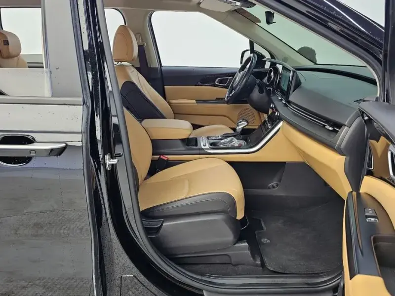 2021 Kia Carnival с пробегом 21 045 км