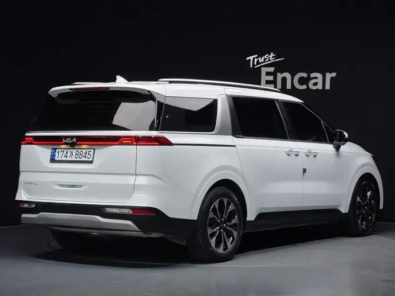 2022 Kia Carnival с пробегом 15 515 км