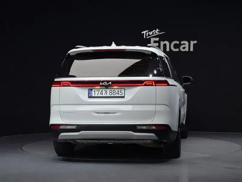 2022 Kia Carnival с пробегом 15 515 км