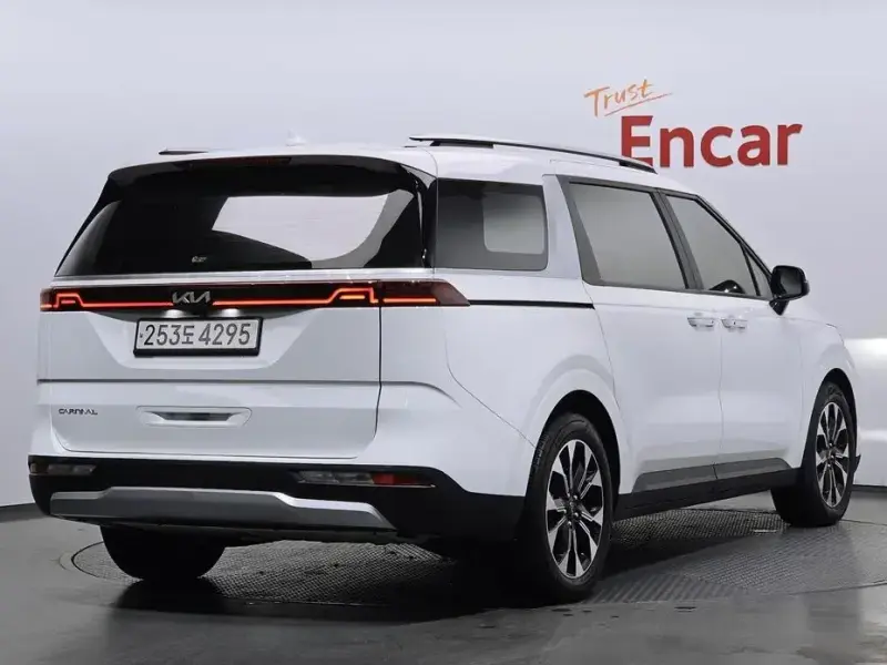 2023 Kia Carnival с пробегом 57 886 км