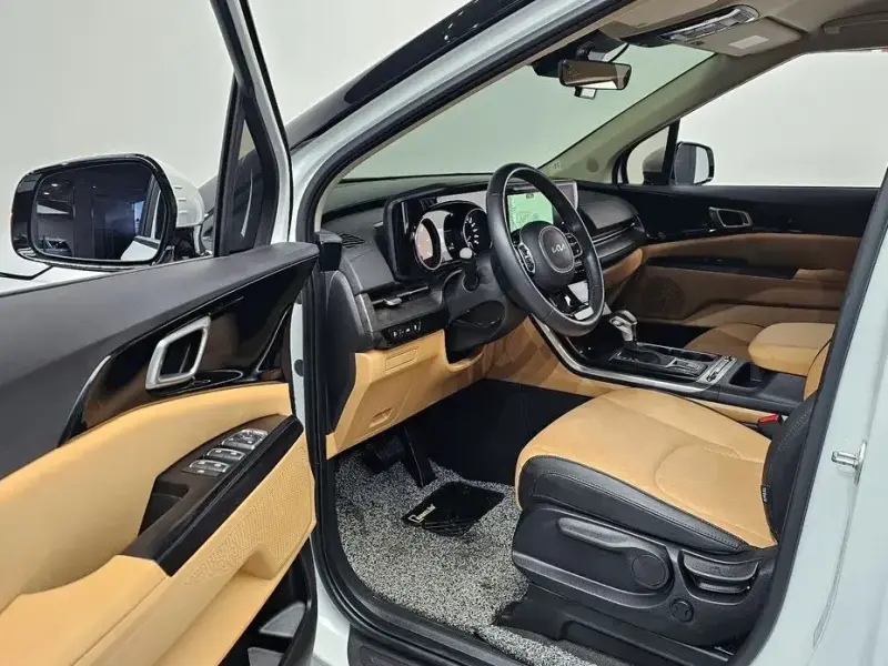 2023 Kia Carnival с пробегом 16 819 км