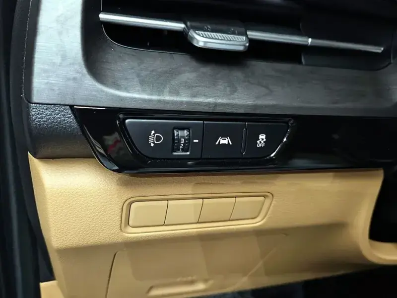 2023 Kia Carnival с пробегом 16 819 км