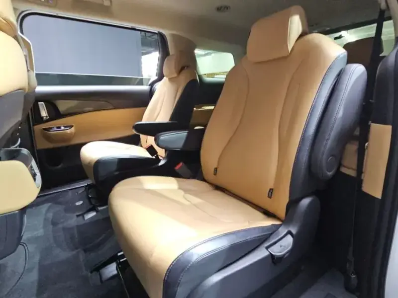 2022 Kia Carnival с пробегом 17 449 км