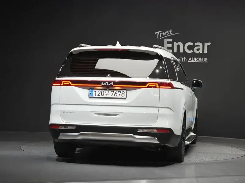 2023 Kia Carnival с пробегом 30 090 км