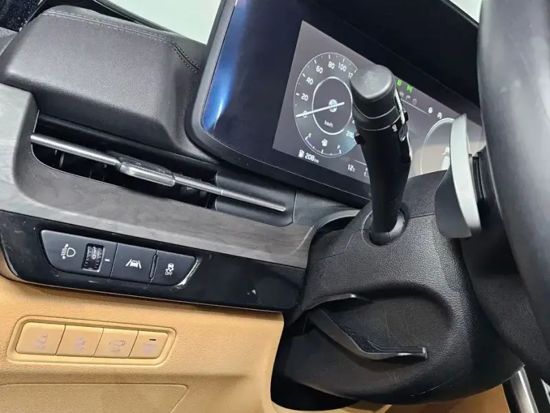 2023 Kia Carnival с пробегом 77 263 км