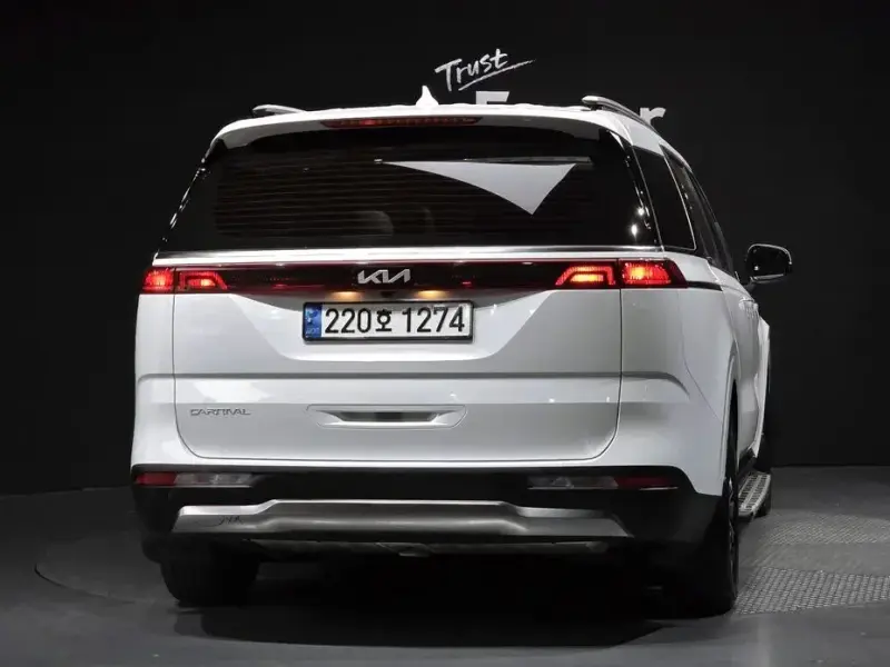 2023 Kia Carnival с пробегом 35 885 км