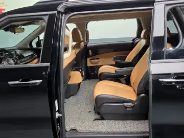 2022 Kia Carnival с пробегом 17 804 км