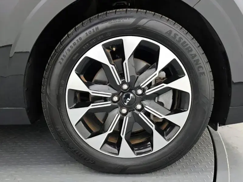 2023 Kia Carnival с пробегом 13 306 км