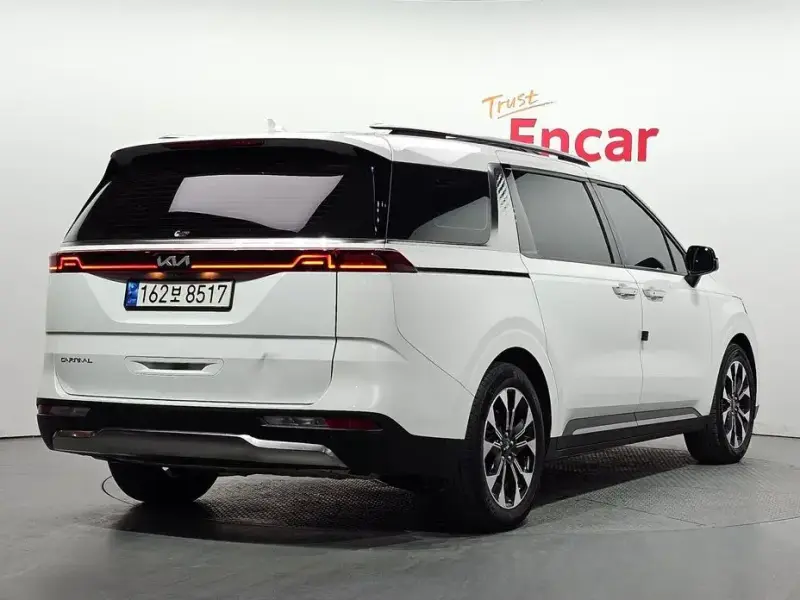 2023 Kia Carnival с пробегом 83 260 км