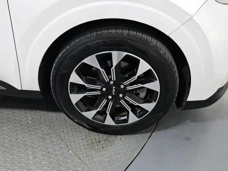 2023 Kia Carnival с пробегом 83 260 км