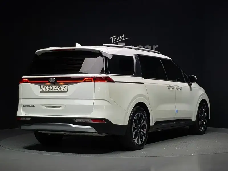2021 Kia Carnival с пробегом 15 602 км