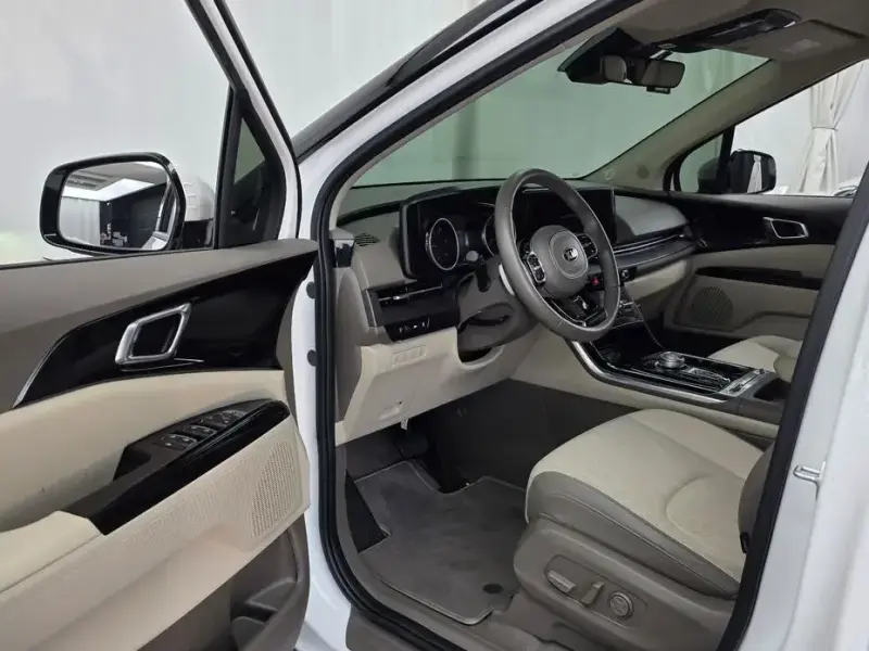 2021 Kia Carnival с пробегом 15 602 км