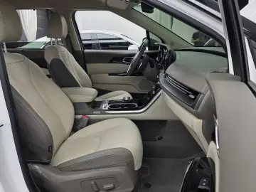 2021 Kia Carnival с пробегом 15 602 км