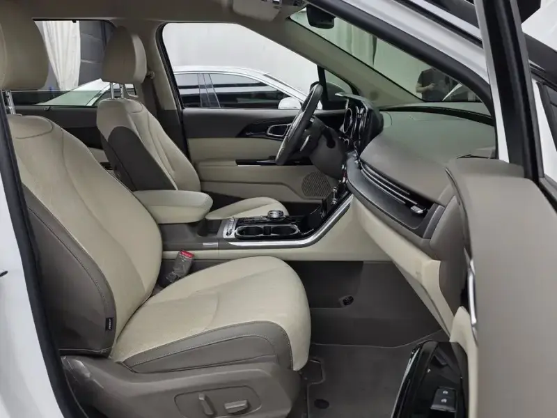 2021 Kia Carnival с пробегом 15 602 км