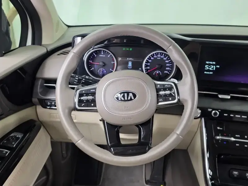 2021 Kia Carnival с пробегом 15 602 км