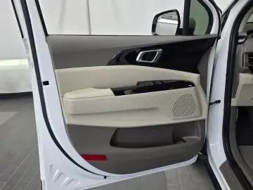 2021 Kia Carnival с пробегом 15 602 км