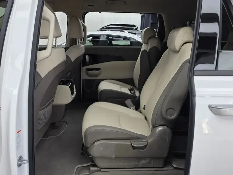 2021 Kia Carnival с пробегом 15 602 км