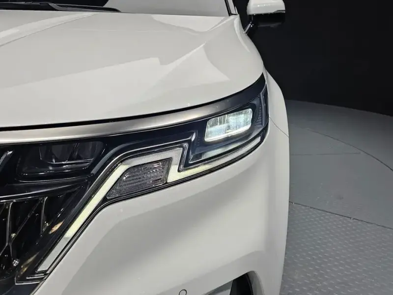 2023 Kia Carnival с пробегом 52 617 км