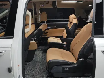 2023 Kia Carnival с пробегом 5 504 км