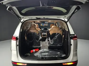 2023 Kia Carnival с пробегом 5 504 км