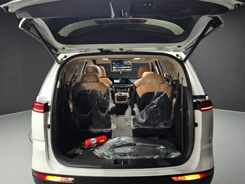 2023 Kia Carnival с пробегом 5 504 км