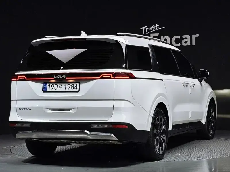 2023 Kia Carnival с пробегом 10 515 км