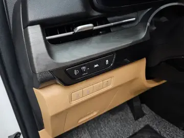 2023 Kia Carnival с пробегом 5 504 км