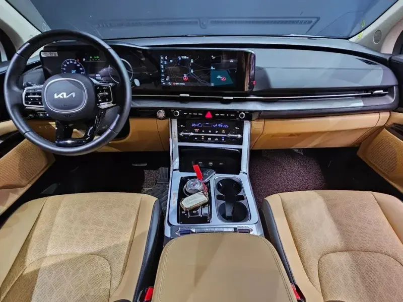 2023 Kia Carnival с пробегом 10 515 км