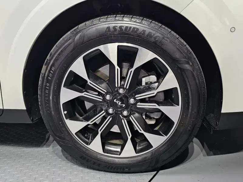 2023 Kia Carnival с пробегом 10 515 км