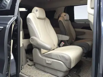 2023 Kia Carnival с пробегом 32 165 км