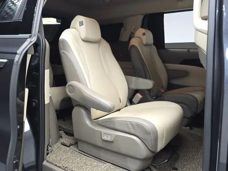 2023 Kia Carnival с пробегом 32 165 км