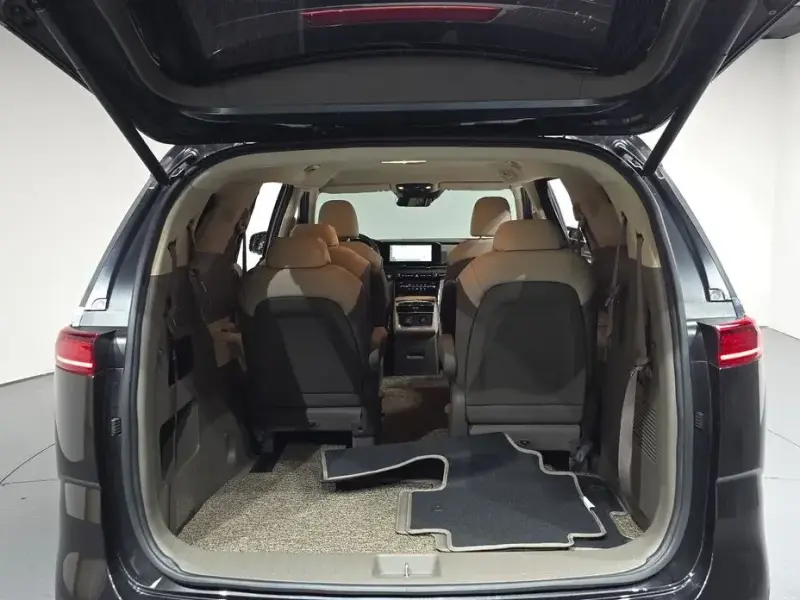 2023 Kia Carnival с пробегом 32 165 км