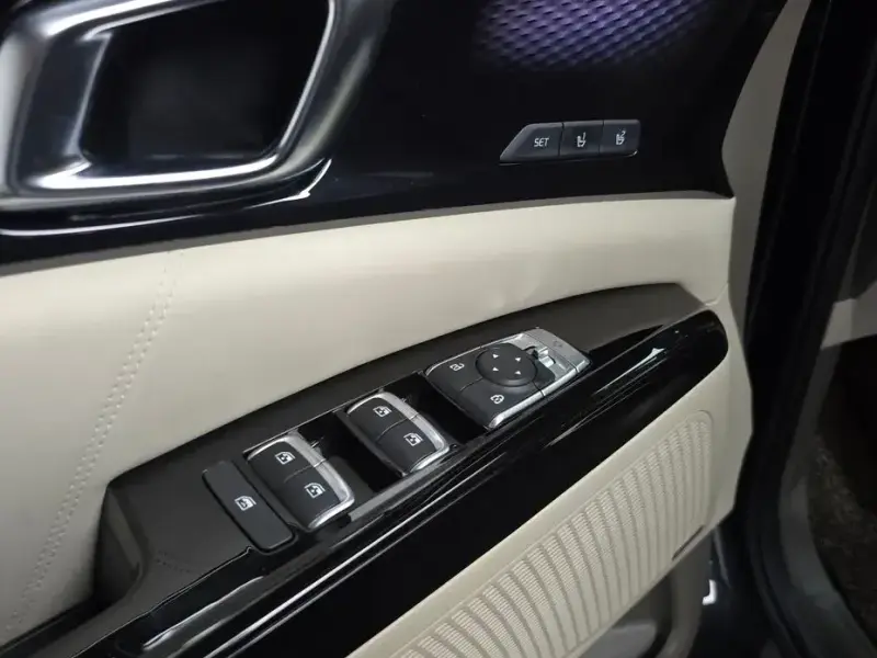 2023 Kia Carnival с пробегом 32 165 км