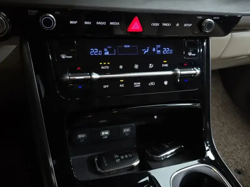 2023 Kia Carnival с пробегом 32 165 км