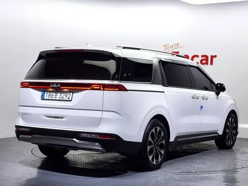2023 Kia Carnival с пробегом 33 971 км